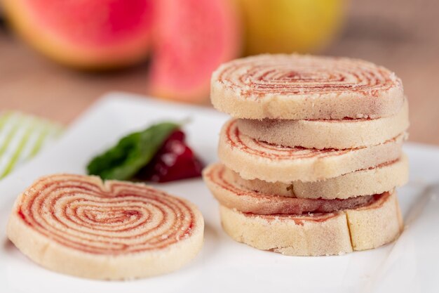 Bolo de rolo (swiss roll, roll cake) dessert typiquement brésilien, de l'état de Pernambuco. Rouleau de gâteau en tranches rempli de pâte de goyave.