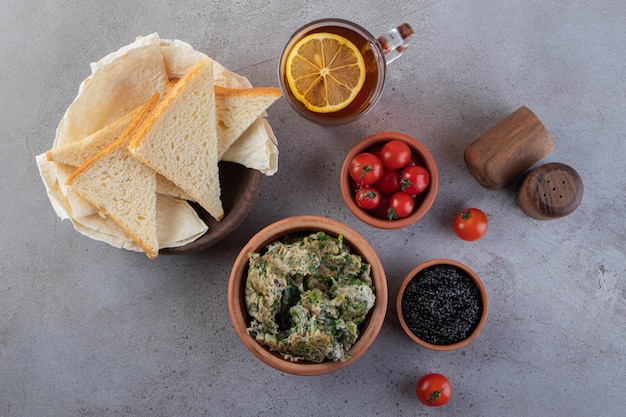 Bols en argile de petit-déjeuner sain avec des œufs et du caviar sur la table.