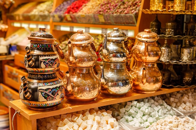 Des bols en céramique avec des ornements turcs traditionnels sont vendus sur un marché de rue