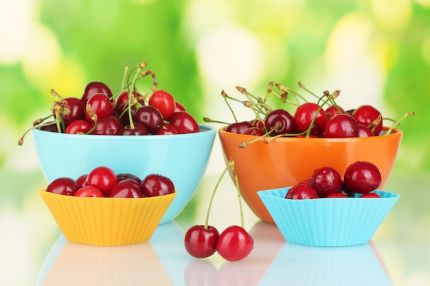 Photo bols et coupeurs de cerises sur fond vert