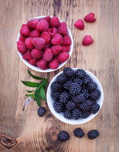 Des bols débordant de baies d'été comme les framboises et les mûres.