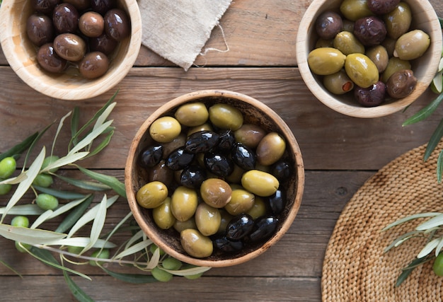 Bols avec différents types d'olives: olives kalamata noires vertes avec de l'huile d'olive