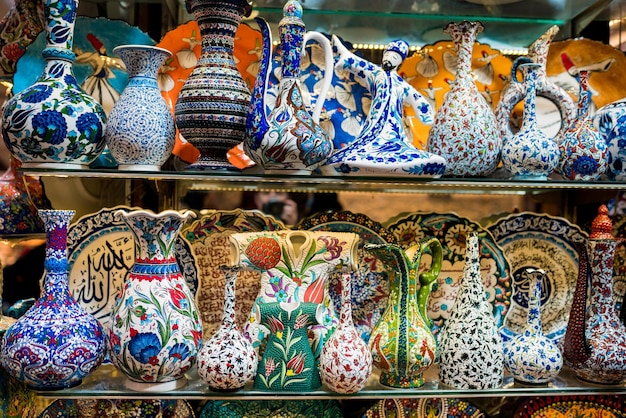 Bols d'Iznik et autres céramiques modernes et traditionnelles colorées turques au Grand Bazar d'Istanbul