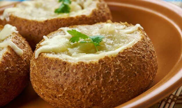 Bols à pain de soupe à l'oignon, soupe à l'oignon française dans les bols à pain.