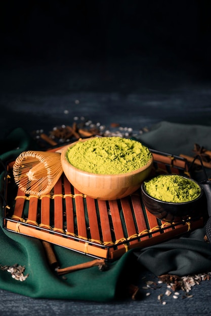 des bols avec un plateau de matcha vert