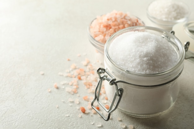 Bols et pot de sel sur table gris blanc