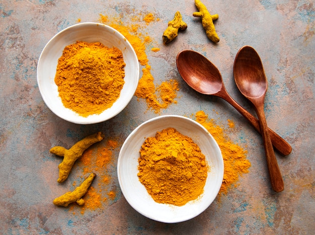 Bols avec poudre de curcuma