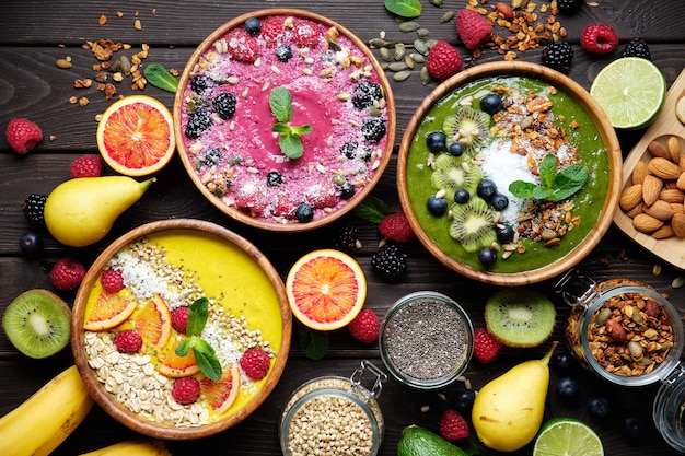 Bols de smoothie bol de petit-déjeuner sain avec des graines de chia, des baies de muesli, des fruits et des flocons de noix de coco