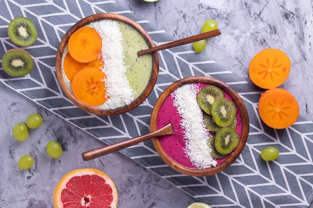 bols à smoothie avec kiwi et cassis et noix de coco