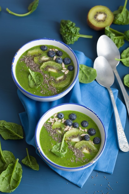 Bols avec smoothie de verts et de bleuets