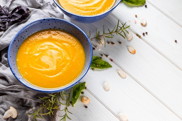 Photo bols de soupe à la citrouille et épices