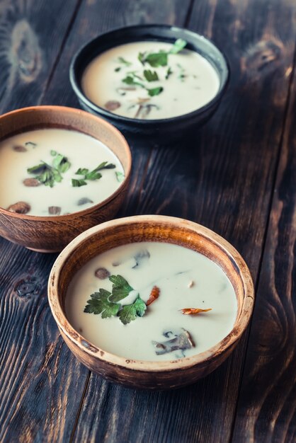 Bols de soupe thaï tom kha