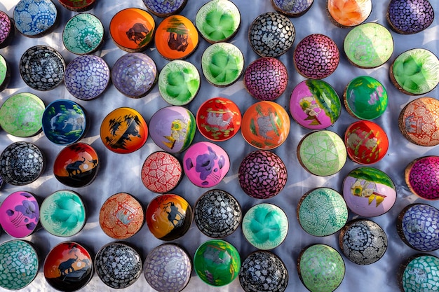 Bols de souvenirs colorés pour les touristes au marché de rue en Thaïlande Bols fabriqués à partir de noix de coco vue de dessus