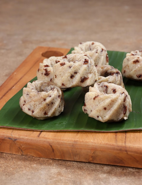 Bolu kukus pisang mesis ou Mini bundt Banane Gâteau éponge cuit à la vapeur avec pépites de chocolat