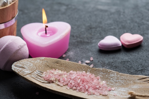 Bombe de bain gros plan avec une bougie allumée rose