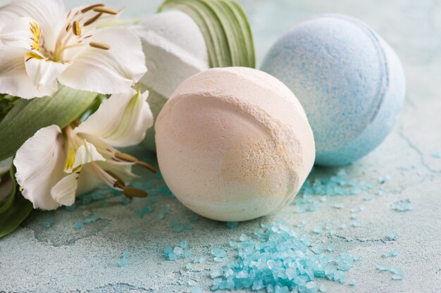 Bombe de bain, savon et fleurs décoratives