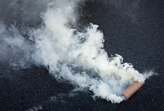 Bombe Fumigène Sur La Route Pendant L'action De Protestation