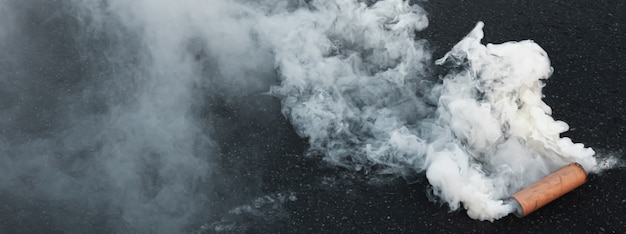 Bombe fumigène sur la route pendant l'action de protestation