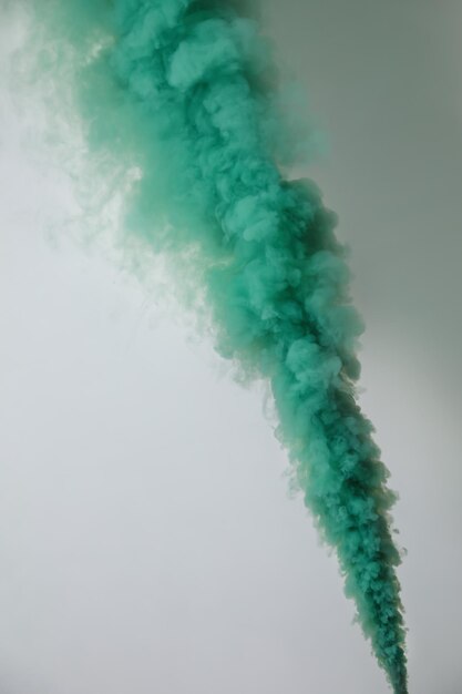 Bombe fumigène vert vif sur fond blanc