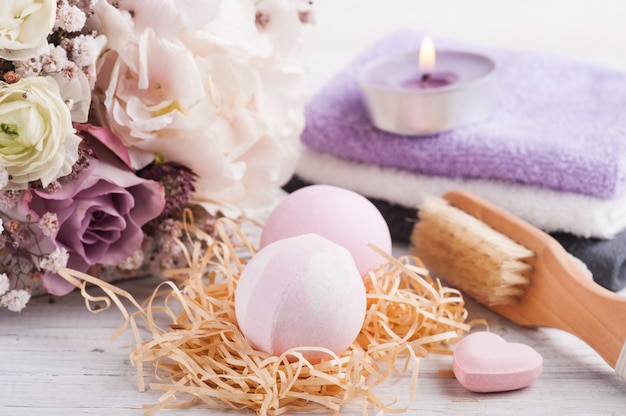 Bombes de bain aromatique avec bouquet rose violet