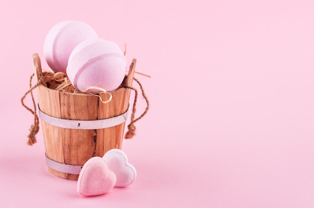 Bombes de bain aromatique dans un seau en bois