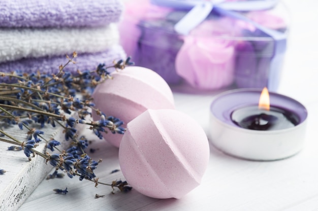 Bombes de bain aromatiques roses en composition spa avec fleurs de lavande séchées et serviettes