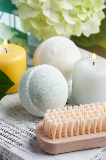 Bombes de bain arôme vert dans Spa nature morte sur bois blanc avec fleurs et feuilles hortensia