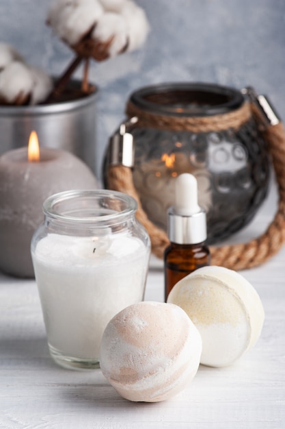 Bombes de bain au chocolat vanille en arrangement SPA avec fleurs sèches et bougies allumées