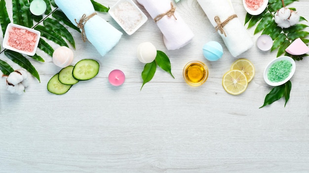 Bombes de bain au sel de mer et soins spa sur une table blanche Vue de dessus Espace libre pour votre texte