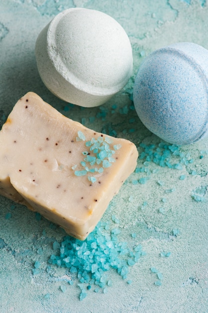 Bombes de bain sur béton bleu