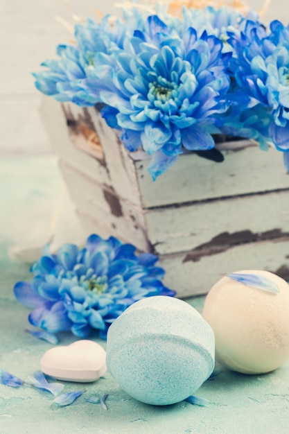 Bombes de bain et fleurs bleues