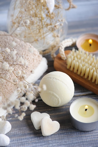 Bombes de bain avec fleurs sèches et bougies allumées