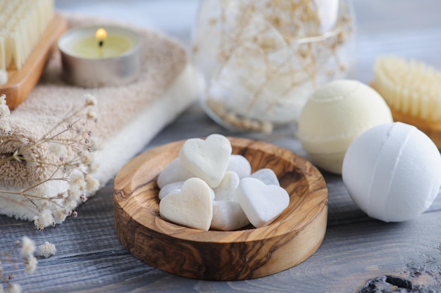 Bombes de bain avec fleurs sèches et bougies allumées