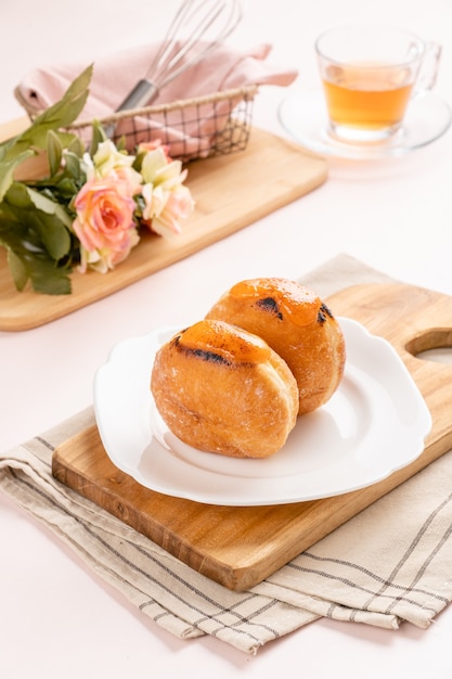 Photo un bombolone ou bomboloni est un beignet fourré à l'italienne et se mange comme collation et dessert