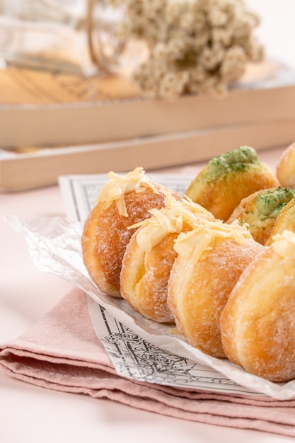 Photo un bombolone ou bomboloni est un beignet fourré à l'italienne et se mange comme collation et dessert