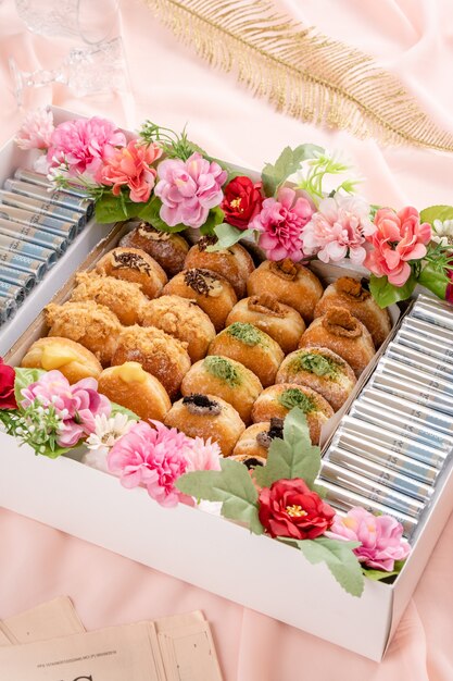 Photo un bombolone ou bomboloni est un beignet fourré à l'italienne et se mange comme collation et dessert