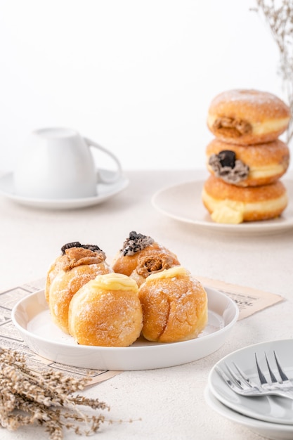 Un bombolone ou bomboloni est un beignet fourré à l'italienne et se mange comme collation et dessert