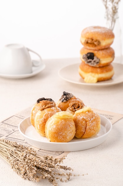 Un bombolone ou bomboloni est un beignet fourré à l'italienne et se mange comme collation et dessert