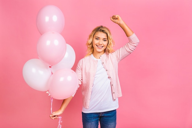 Bon anniversaire. Fête de ballon. Heureuse petite fille blonde avec des ballons célébrant les vacances