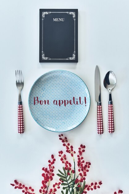 Bon appétit! Concept de nourriture à grand angle tiré de trucs de restaurant