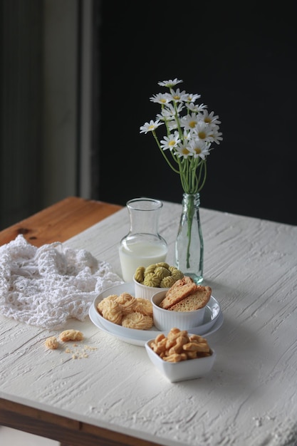 Bon assortiment de biscuits sur la table