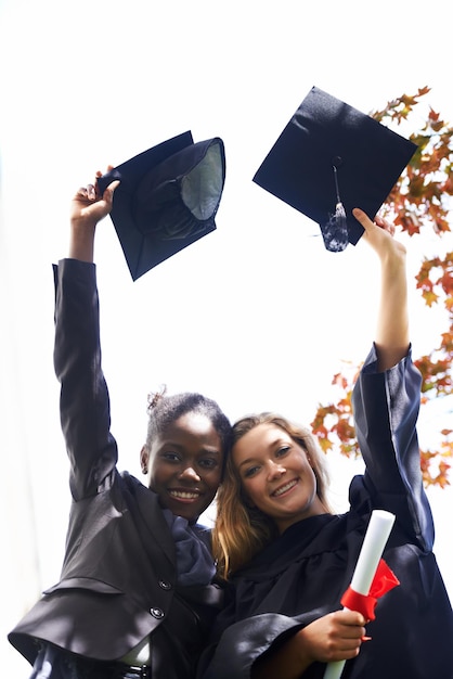 Un bon départ Une jeune femme le jour de la remise des diplômes