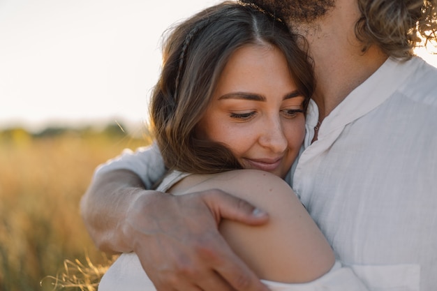 Bon été. Un couple aimant ensemble dans la nature. Bonnes vacances. Loisirs en famille. Plaisir et détente. Être heureux ensemble.