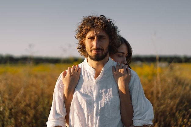 Bon été. Un couple aimant ensemble dans la nature. Bonnes vacances. Loisirs en famille. Plaisir et détente. Être heureux ensemble.