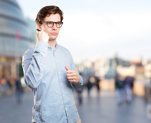 Bon jeune homme faisant un geste puissant