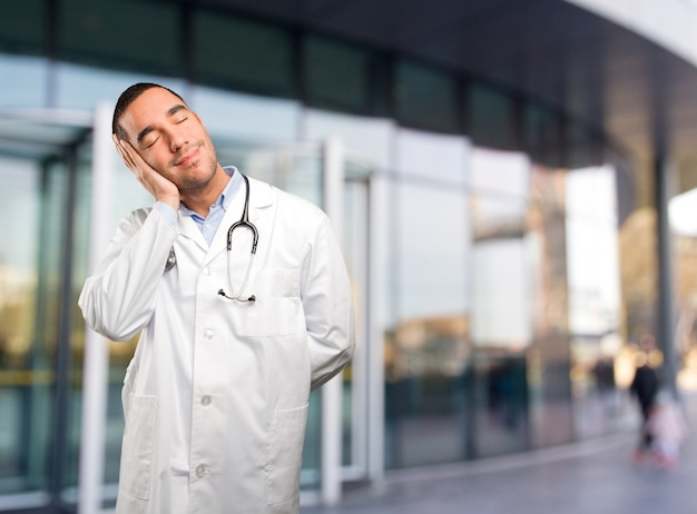 Bon jeune médecin en sommeil