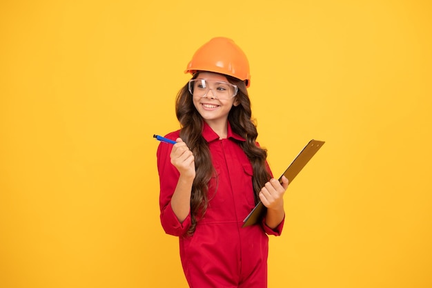 Bon travail futur ingénieur étudier à l'école contrôle de la vue adolescente dans des lunettes de protection