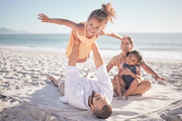 Bon voyage en famille et vacances à la plage avec des enfants et des parents jouant ensemble dans le sable