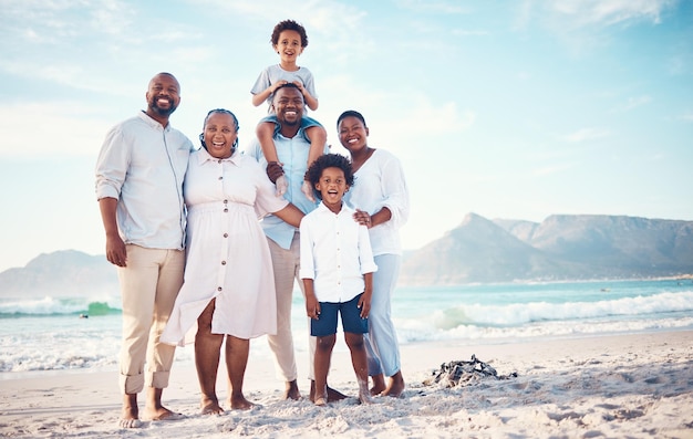 Bon voyage et portrait d'une famille noire à la plage pour des vacances d'été souriantes et des liens en vacances Voyage de vacances relaxant et générations avec parents et enfants pour du temps de qualité, du soleil et du plaisir