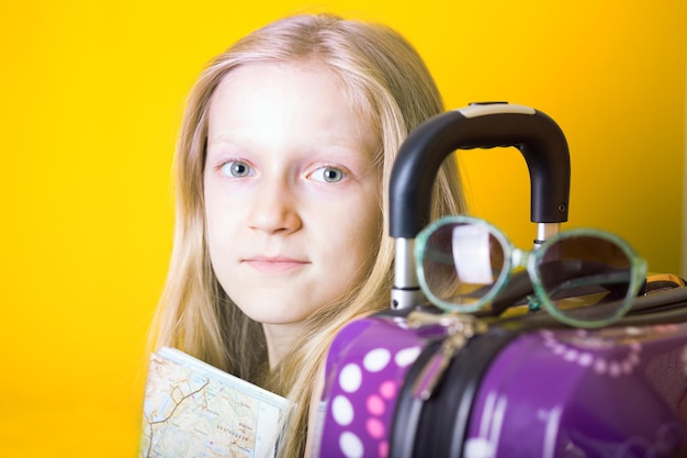 Bon weekend. Fille souriante allant au voyage - bagages, carte, lunettes